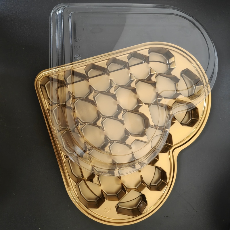 Customized 28 compartment heart-shaped chocolate container with transparent lid plastic black/gold Pet inner tray for chocolate and fruit