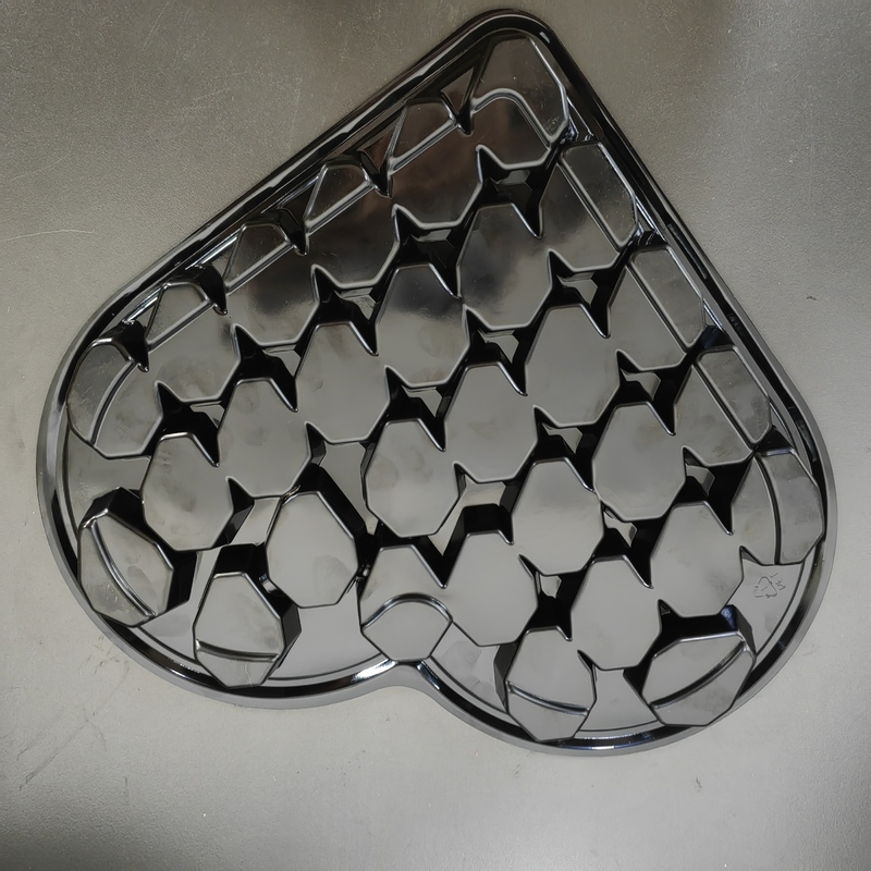 Customized 28 compartment heart-shaped chocolate container with transparent lid plastic black/gold Pet inner tray for chocolate and fruit