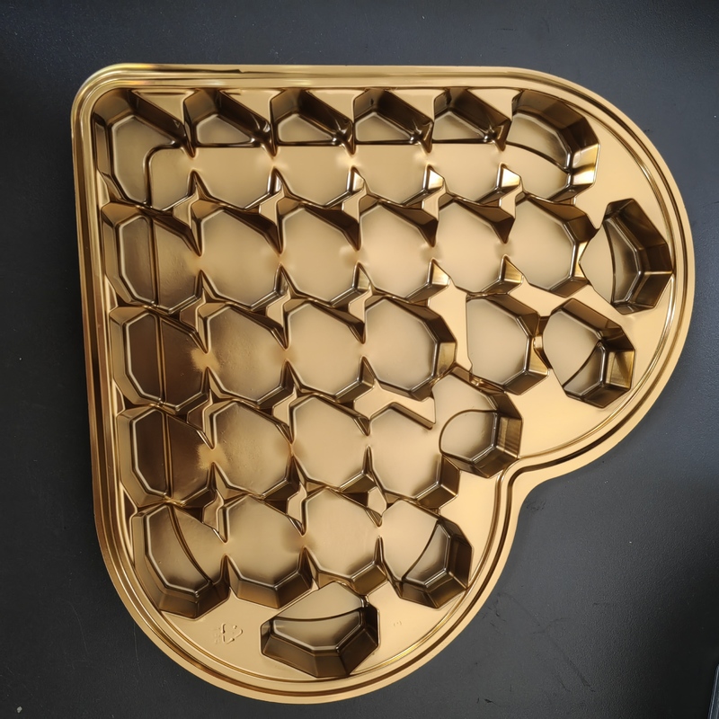 Customized 28 compartment heart-shaped chocolate container with transparent lid plastic black/gold Pet inner tray for chocolate and fruit