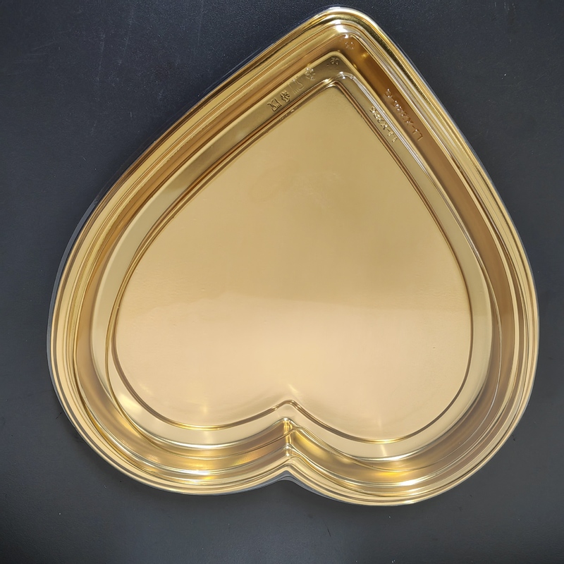 Customized heart shaped black gold bottom fruit container with transparent lid vacuum formed plastic PET packaging for disposable chocolate candy boxes for supermarkets